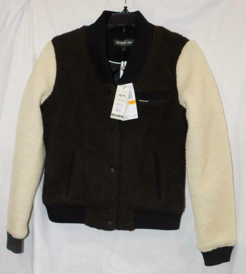 Nova com etiquetas - Jaqueta de beisebol feminina Sherpa somente para membros com mangas de contraste - Tamanho P - Imagem 1 de 1