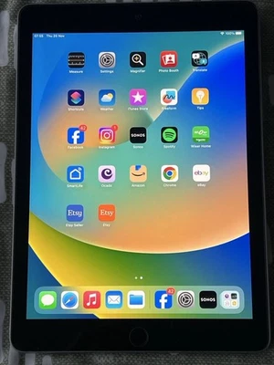 Apple iPad 5th Gen. 32GB, Wi-Fi, 9.7in - Grey - Image 1 of 4