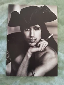 D128 CARTOLINA POSTCARD SISLEY AUTUMN WINTER 1996/97 VENICE DIARY EWA RUNDQUIST - Foto 1 di 2