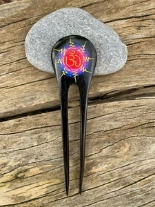 Pic double/ pique à cheveux chignon signe Ôm Aum Hindou bois peint multicolore - Imagen 1 de 3