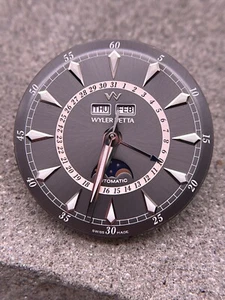 #1574 WYLER VETTA TRIPLO PUNTATORE DATA LUNA 2824-2 MOVIMENTO MECCANISMO MOVIMENTO - Foto 1 di 10