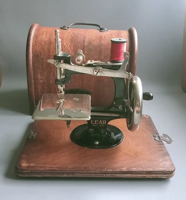 Vintage Miniatur Nähmaschine "LEAD" Kettenstich mit Koffer sehr guter Zustand siehe Video - Bild 1 von 4