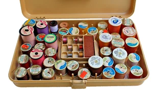 LOT VINTAGE THREAD SPOOLS & WILSON WIL-HOLD GOLD HANDLED SEWING BOX CASE   - Picture 1 of 8