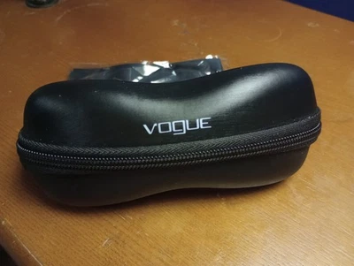 Estuche para gafas de sol Vogue negro duro con cremallera y cremallera alrededor de las gafas Foto 1 de 4