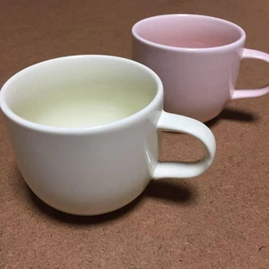 Par de tazas Arita Ware rosa y crema usadas vintage - Imagen 1 de 8