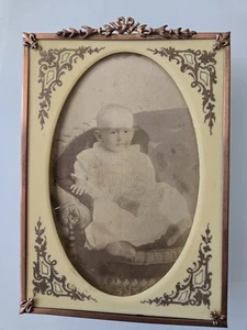 Cornice vintage in rame e ottone con disegno ornato e quadro ovale - Foto 1 di 8