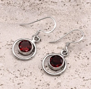 Pendientes hechos a mano de plata de ley 925 granate rojo piedras preciosas envueltos en alambre artesanal - Imagen 1 de 4
