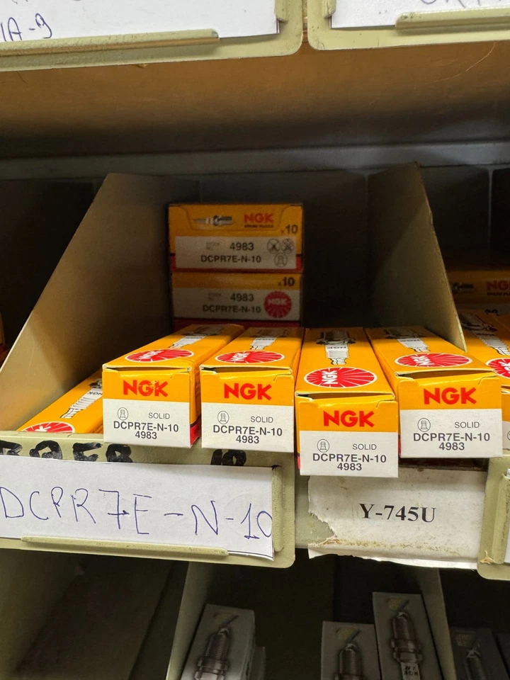 4 CANDELE DI PRIMO IMPIANTO NGK DCPR7E-N-10 MOTORI FIAT FCA PANDA 169 E ALTRI - Immagine 1 di 1