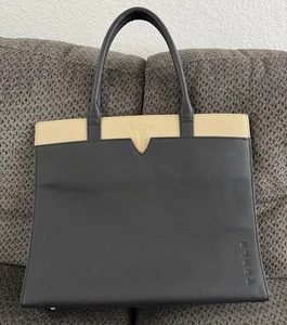 Tesla Design Aurland Beuteltasche aus genarbtem Leder schwarz beige Einzelhandel 300 $ Cybertruck - Bild 1 von 18
