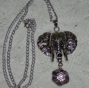 Colgante con cabeza de elefante a presión con broche central de diamantes de imitación, cadena de plata - Imagen 1 de 2
