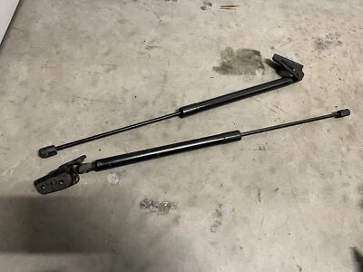 Par de puntales de maletero trasero Ford Focus hatchback OEM 2012-2018 Foto 1 de 2