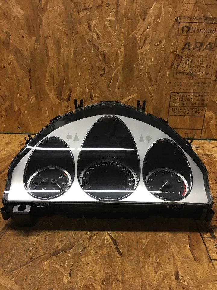Mercedes Benz C250 2011 Speedometer Cluster Odometer OEM 2049000905 Foto 1 de 1