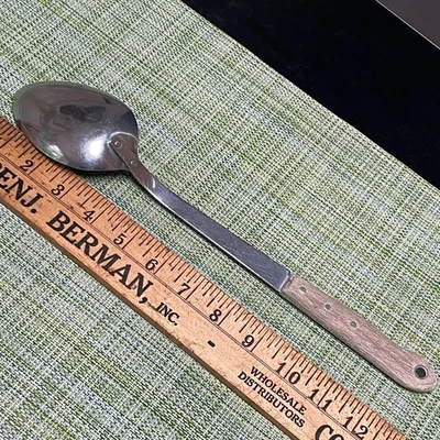 Cuchara de cocina de mediados de siglo con mango de madera imperial de acero inoxidable de 13" EE. UU. Foto 1 de 4
