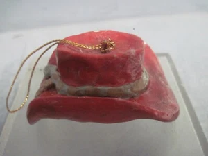 RAZ IMPORTS RESINA ADORNO NAVIDAD SOMBRERO DE VAQUERO ROJO CON BANDA SOMBRERO DE SERPIENTE - Imagen 1 de 4