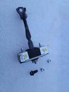🛑 05-10 SCION TC DRIVER or PASSENGER DOOR HINGE CHECK ARM STOPPER STRAP OEM - Foto 1 di 4