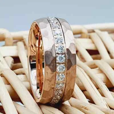 Alianza de boda de oro rosa de tungsteno circonita cúbica de 8 mm martillada para hombres y mujeres Foto 1 de 4