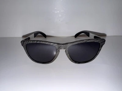 Oakley Frogskins смесь древесины с призматическими черными поляризованными линзами OO9428-0755 редкая - Изображение 1 из 4