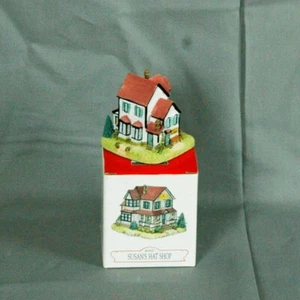 De colección Liberty Falls Liberty Falls Village 1997 Susan's Hat Shop AH127 - Imagen 1 de 7
