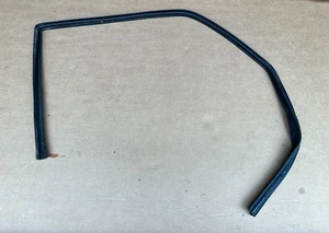 Mercedes w126 window glass pane rubber guide channel seal FRONT 300SD 560SEL - Picture 1 of 1