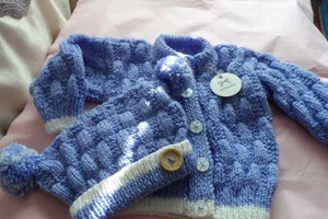 HANDGESTRICKTE LILA/WEISSE BORTE CARDIGAN & TEEBEUTEL MÜTZE GRÖSSE 18 in S NEU - Bild 1 von 5