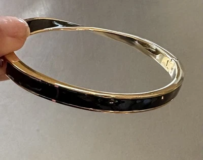 Brazalete KATE SPADE “Do The Twist” Esmalte Negro y Bisagras Doradas (Envuelto en Regalo) Foto 1 de 4