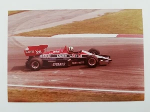 Foto Originale Formula 1 GP Imola 1984 Andrea De Cesaris su LIGIER JS23 in Gara - Picture 1 of 1