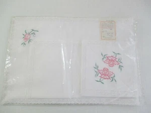 NWTS VINTAGE PLACEMATS & NAPKINS (8PC) WHITE ROSE EMBROIDERY MADE IN HONG KONG - Picture 1 of 3