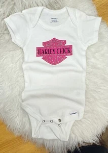 NEU Glitzer "Harley Chick" Schild Einteiler Handarbeit 3-9M weiß & schimmernd rosa - Bild 1 von 7