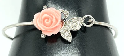 Pulsera. Brazalete con rosa rosa y hojas con detalles de cristal. Cierre a presión de 7 pulgadas Foto 1 de 4