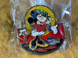 Z12-27 DISNEY PIN - MINNIE MOUSE PAINTING WITH PAINT BUCKET - 2002 - CRUISE LINE - Picture 1 of 3