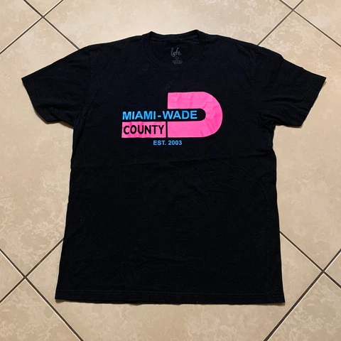 LYFE Miami Wade County Vice City Logo Dwyane Wade T-Shirt L Miami Heat HOF NBA Cover