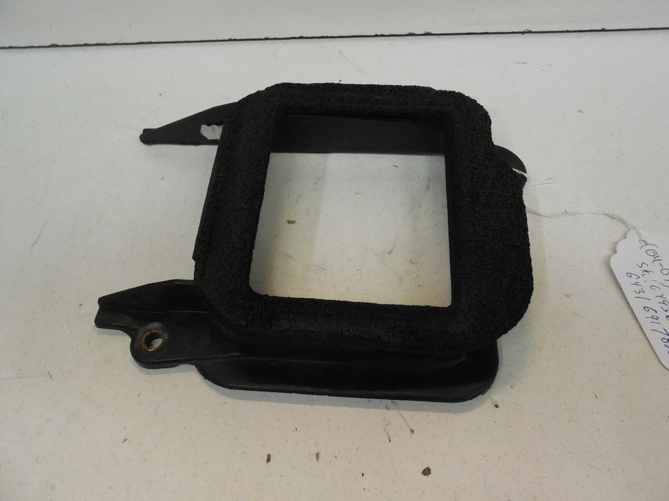 Фланжевое уплотнение воздуховода правой передней части салона 04–07 BMW 525xi 6431 6917826 535i - Изображение 1 из 4