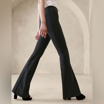 Novo com etiquetas! Calça Banana Republic Black Ramira Bi-Stretch Flare - Tamanho 2P #817827 - Imagem 1 de 4