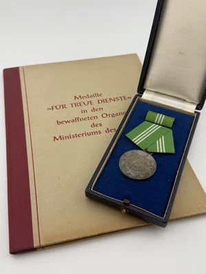 Medaglia RDT servizi fedeltà MdI argento, certificato Hauptwachtmeister... - Immagine 1 di 4