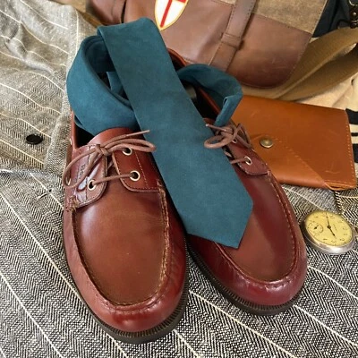 NEVER BEEN KISSED SKINNY GREEN TIE  OAK ISLAND MEN'S SHOP  GREAT FOR CHRISTMAS - Image 1 of 4