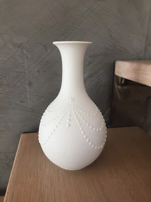 AK Kaiser, Vase, Bisquit Porzellan, weiß, Perlenketten, 23 cm  NEUwertig - Bild 1 von 4