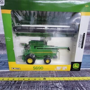 Ertl 1/32 Prestige Collection John Deere S690 combinar con cabezal de maíz y frijol fundido a presión - Imagen 1 de 9