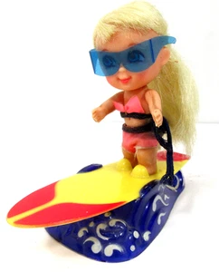Mattel Liddle Kiddles Surfy Skiddle Puppe Surfbrett Welle Sonnenbrille Vintage 1960er - Bild 1 von 13