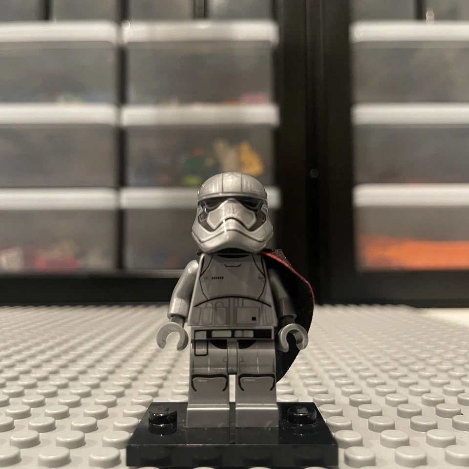 LEGO STAR WARS | Minifigura Capitana Phasma con capa (boca puntiaguda) | SW0904 Foto 1 de 1