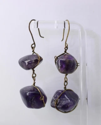 Pendientes colgantes de amatista de dos piedras enjaulados - 2" de largo - Diseñados artesanalmente Precio de venta sugerido por el fabricante: $40.00 Foto 1 de 3