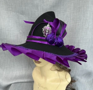 Splendido Cappello Streghe Nero Viola Fiori Piume Potter Falena Ragno Fiocco (WH) - Foto 1 di 8