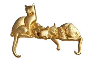 Gold Tone Metal Pin Three Cats Kittens Napping Sitting on a Ledge Brooch - Picture 1 of 4