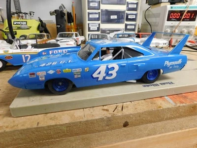 1/25 REVELL, PRO TRACK, H&R RICHARD PETTY SUPERBIRD Foto 1 de 4