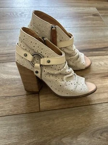 Dingo Women's Off White Suede Leather Heeled Open-Toe Zip Sandal Shoes Size 6 M - Picture 1 of 10