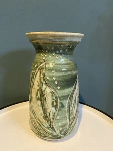 NANCY PAWEL TEXAS STUDIO KUNSTKERAMIK VASE grün mit eingeschnittenem Blattmuster, 8,5 Zoll - Bild 1 von 6