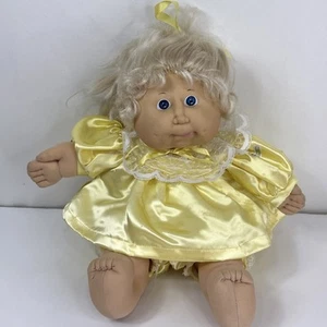 Vestido amarillo vintage Cabbage Patch niños seda de maíz rubio ojos azules lengua fuera hoyuelos - Imagen 1 de 13