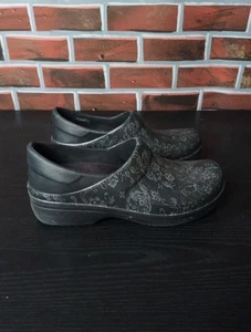 Zoccoli donna Crocs Neria Pro II neri grafica metallizzata floreale rosa infermiera taglia 9 - Foto 1 di 7
