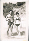années 1970 belle fille en maillot de bain et mec en malle sur la plage photo vintage