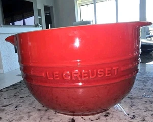 Le creuset red stoneware bowl with spout - Picture 1 of 9