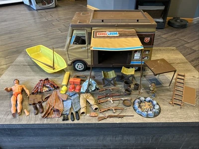 Camper sportivo Mattel Big Jim 1971 con action figure abbigliamento campeggio caccia oggetti - Immagine 1 di 4